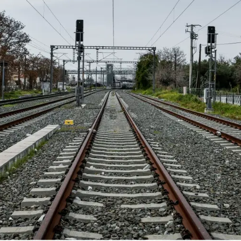 Τρένο παρέσυρε και σκότωσε ηλικιωμένο που βρέθηκε στις σιδηροδρομικές γραμμές στην Ελλάδα Τρένο παρέσυρε και σκότωσε ηλικιωμένο που βρέθηκε στις σιδηροδρομικές γραμμές στην Ελλάδα