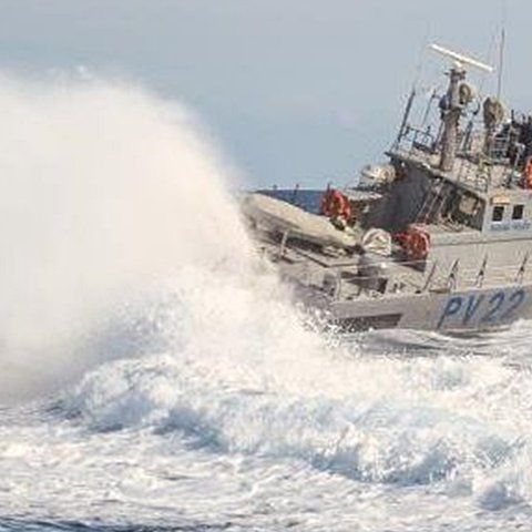 Καταδίωξη σκάφους με πυροβολισμούς στον Πρωταρά-Εντοπίστηκαν 15 μετανάστες, αγνοούνται πέντε