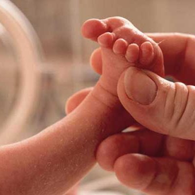 Συγκλονισμένος ο διασώστης που βρήκε το μωρό στα σκουπίδια-«Η σακούλα μύριζε έντονα χλωρίνη»