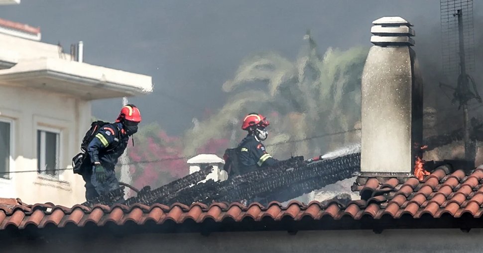 Καμένα σπίτια άφησε πίσω της η φωτιά στην Παλαιά Φώκαια-Εικόνες καταστροφής