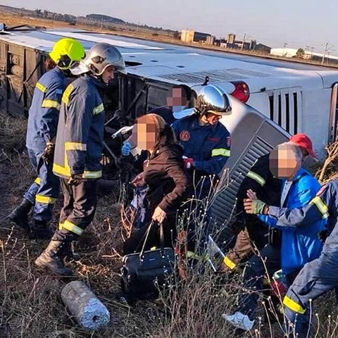 Τέσσερις οι νεκροί από τη σύγκρουση τουριστικού λεωφορείου με αυτοκίνητα στην Ελλάδα (Pics)