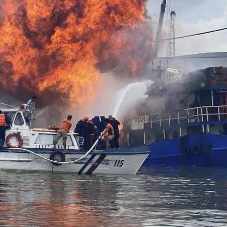 Νεκρός ναυτικός στην Ολλανδία όταν φορτηγό πλοίο τυλίχτηκε στις φλόγες (Pics_