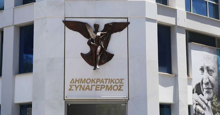 Ζημιές στην είσοδο των γραφείων του ΔΗΣΥ-Άγνωστοι έσπασαν την τζαμαρία