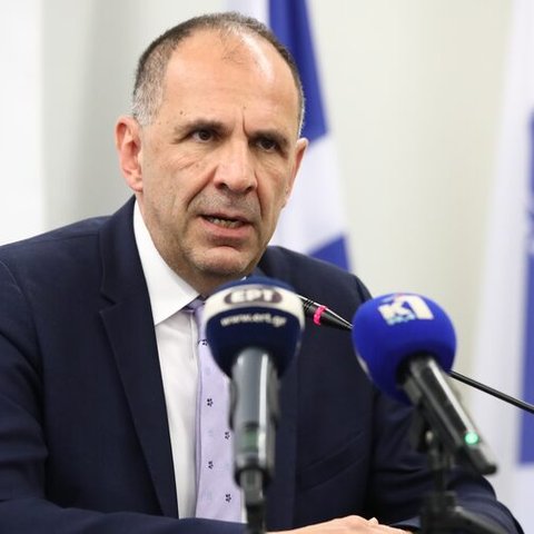 Φθάνει στην Κύπρο για επαφές ο Έλληνας Υπουργός Εξωτερικών