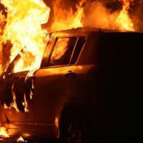 Στις φλόγες όχημα στη Λεμεσό-Όλα δείχνουν κακόβουλη ενέργεια