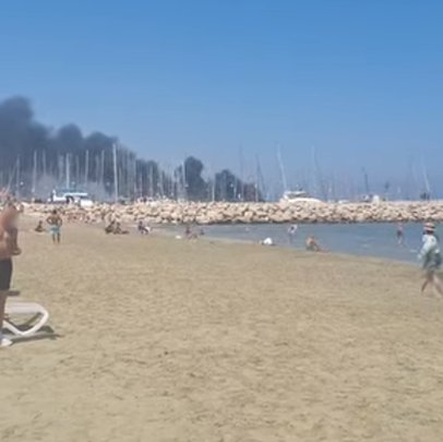 ΒΙΝΤΕΟ: Στις φλόγες σκάφος στη μαρίνα Λάρνακας-Ρυμουλκήθηκε στη θάλασσα, σε επιφυλακή