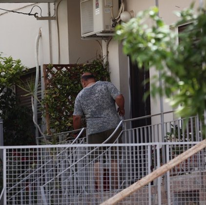 Όποιος μπήκε μέσα στο σπίτι ήταν γνωστός της λέει γειτόνισσα της 48χρονης που βρέθηκε νεκρή στη Νέα Χαλκηδόνα