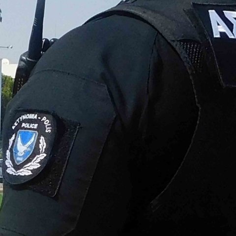 Επανασύλληψη μέλους του Τμήματος Φυλακών για κατάχρηση εξουσίας και παραβίαση υπηρεσιακού απορρήτου