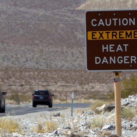 Τουρίστες συρρέουν στην Κοιλάδα του Θανάτου για να βιώσουν την υψηλότερη θερμοκρασία στην Γη