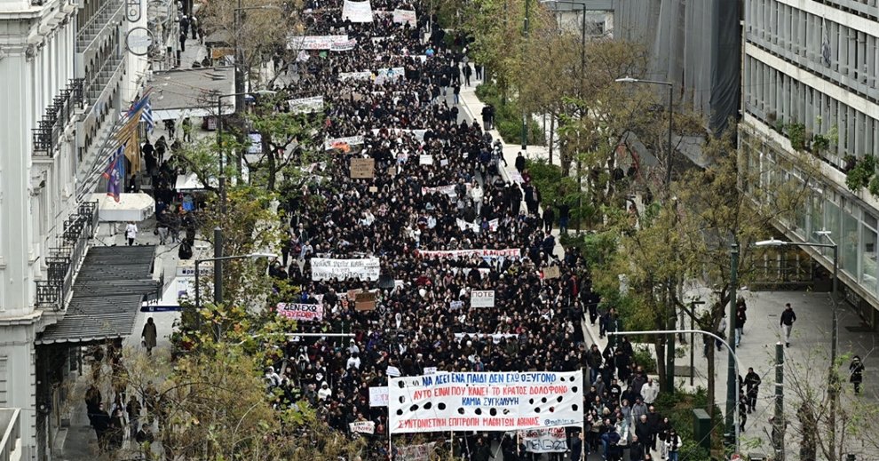 Ξεχύθηκαν στους δρόμους οι μαθητές στην Ελλάδα-Εξέφρασαν την αγανάκτησή τους για το έγκλημα των Τεμπών