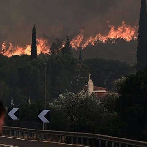 Ανεξέλεγκτα μέτωπα στις πυρκαγιές σε Δερβενοχώρια και Λουτράκι-Λεπτό προς λεπτό η μάχη