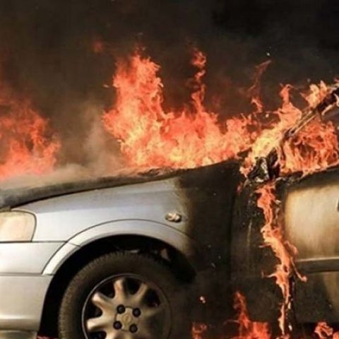 Όχημα εν κινήσει τυλίχθηκε στις φλόγες στον αυτοκινητόδρομο-Έκλεισε η μία λωρίδα