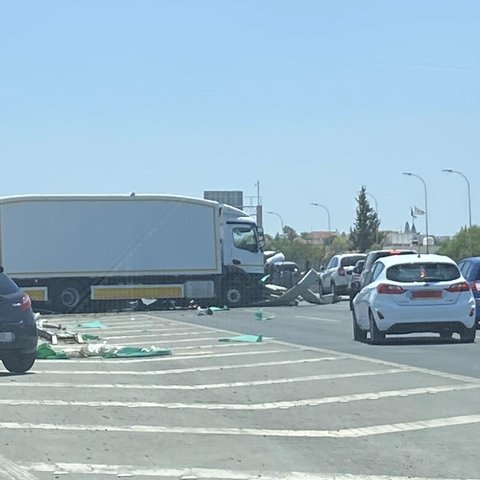 Τροχαίο στον αυτοκινητόδρομο-Οδηγός φορτηγού έχασε τον έλεγχο και προσέκρουσε σε κιγκλίδωμα (pics)