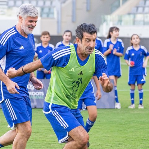 O Φίγκο και η παρέα του έπαιξε ποδόσφαιρο με μαθητές στο στάδιο Άλφαμεγα (Pics)