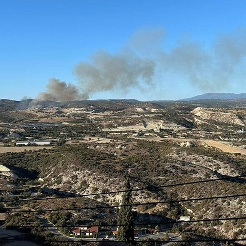 Παραμένουν στο σημείο της πυρκαγιάς για όλο το βράδυ δυνάμεις πυρόσβεσης