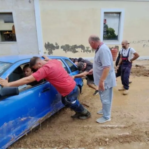 BINTEO: «Σπρώξτε καυλ….ρόπαιδα»-Ο Μπέος εμψυχώνει ομάδα ανδρών να απεγκλωβίσουν αυτοκίνητα