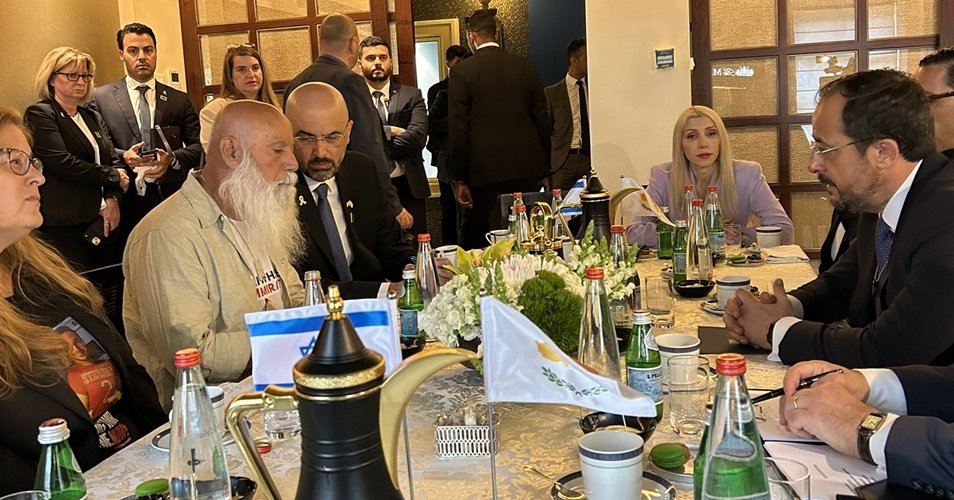 «Περάσαμε παρόμοια εμπειρία»-Συναντήθηκε με τις οικογένειες ομήρων στο Ισραήλ ο Πρόεδρος Χριστοδουλίδης