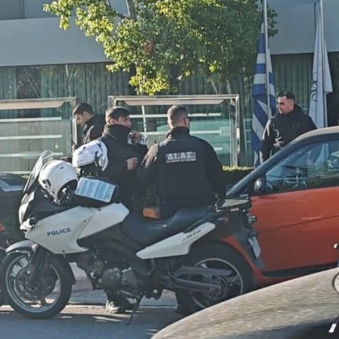 Νεκρή η γυναίκα που έπεσε από τον έβδομο όροφο ξενοδοχείου στην Μιχαλακοπούλου