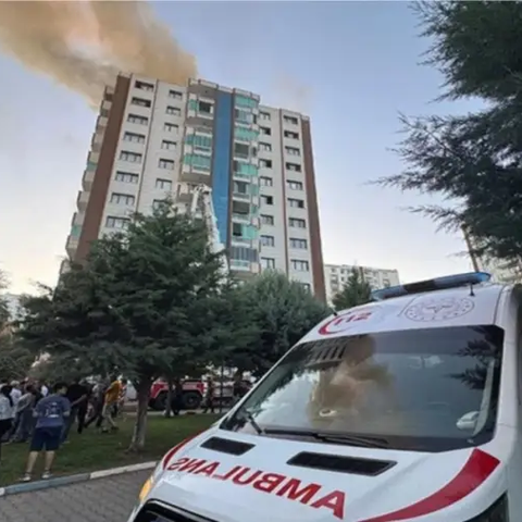 Νεκρή γυναίκα και τρία παιδιά από πυρκαγιά σε πολυκατοίκα στην Τουρκία-Καρέ καρέ η επιχείρηση διασώσεων