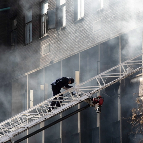 Τουλάχιστον 74 νεκροί από τη φωτιά σε κτήριο στο Γιοχάνεσμπουργκ-Ανάμεσά τους και 12 παιδιά