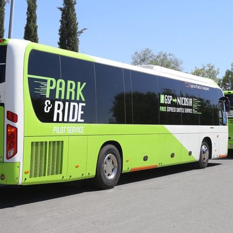 Ανέβηκαν στο λεωφορείο του «Park And Ride» οι βουλευτές-Κατέβηκαν χαμογελαστοί