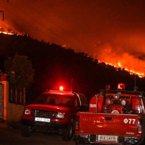 LIVE: Μάχη με τις φλόγες σε Ρόδο, Αίγιο, Κάρυστο-Εκκενώθηκαν οικισμοί, απεγκλωβίστηκαν άνθρωποι