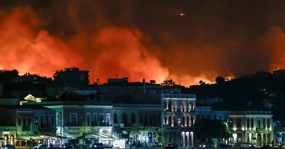 ΒΙΝΤΕΟ: Εφιαλτικό βράδυ στη Χίο-Εκκενώθηκαν περιοχές, μάχη σε πέντε πύρινα μέτωπα