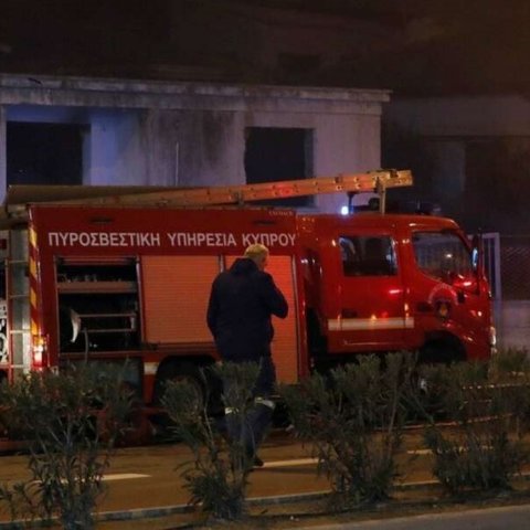 Ανήλικοι έβαλαν φωτιά σε κάδους-Επιτέθηκαν με πέτρες και αυγά σε αστυνομικούς και πυροσβέστες