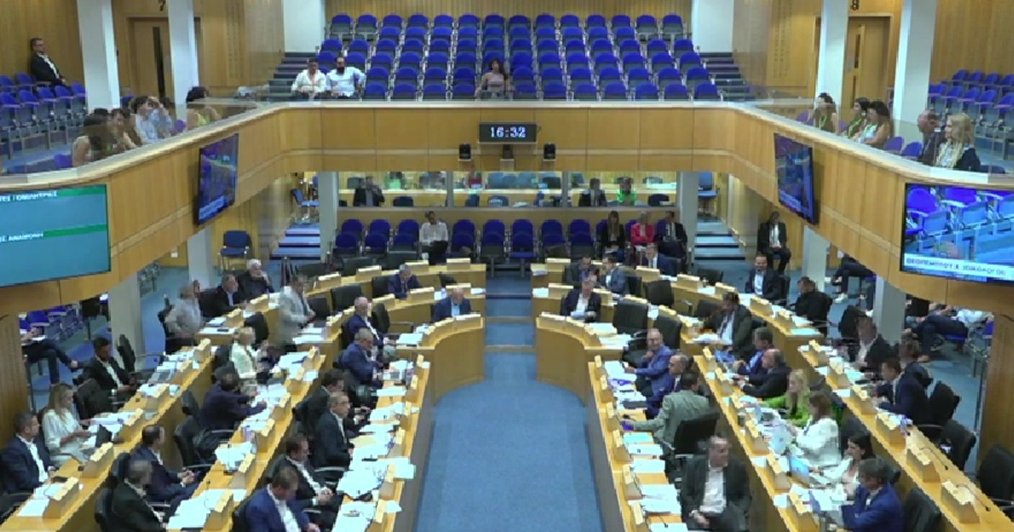 Πέρασαν από τη Βουλή τα νομοσχέδια για τους προϋπολογισμούς ΕΟΑ-Επικρίσεις για καθυστέρηση κατάθεσης