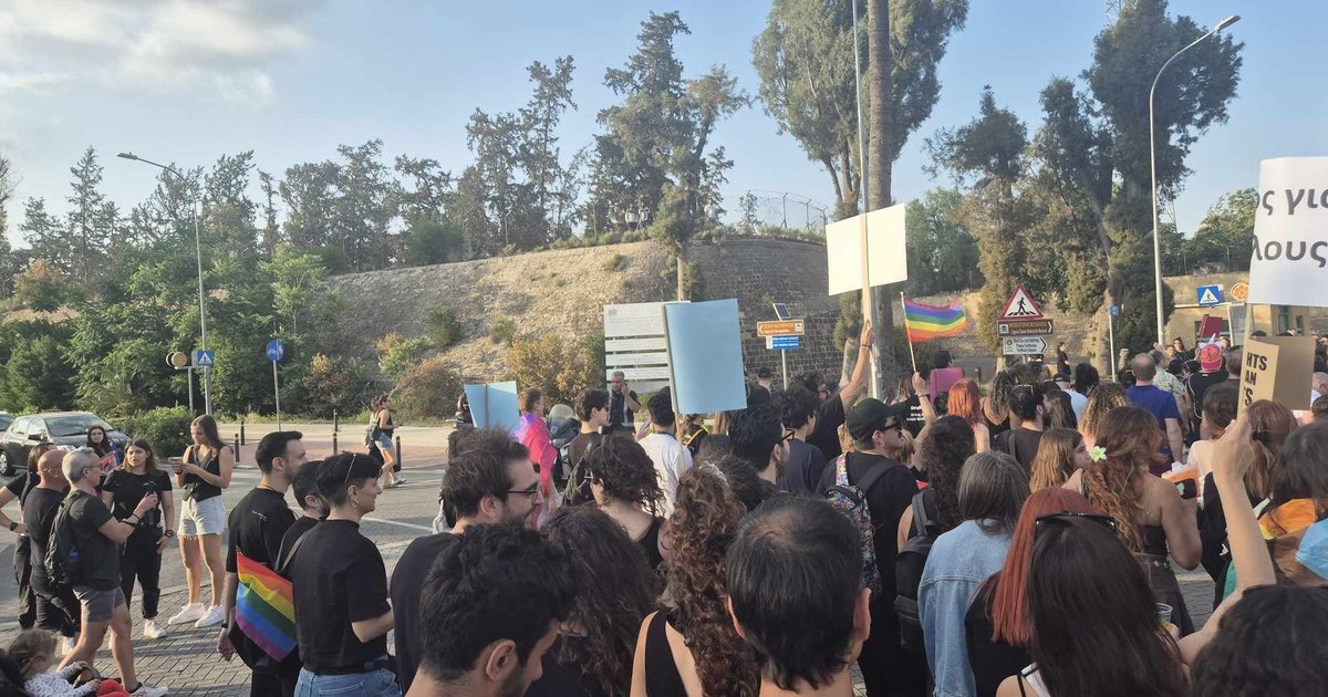Με σύνθημα «Η αγάπη δεν φοβάται» η Πορεία Υπερηφάνειας-Ντυμένοι στα μαύρα οι συμμετέχοντες (pics)