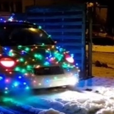 ΒΙΝΤΕΟ: Μετέτρεψε το αυτοκίνητο του σε χριστουγεννιάτικο δέντρο και έγινε viral στο TikTok