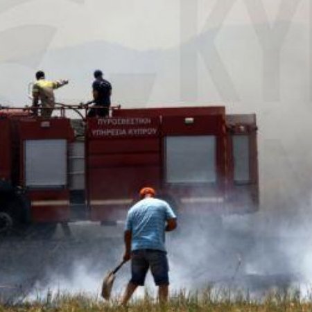 Πυρκαγιά σε σωρό άχρηστων υλικών έξω από εγκαταλελειμμένη οικία-Φαίνεται να τέθηκε σκόπιμα