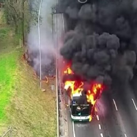 ΒΙΝΤΕΟ: Χάος στην Αργεντινή μετά από φωτιά σε λεωφορείο-Επιβάτες τρέχουν να σωθούν