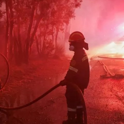 Συγκλονιστικό βίντεο-Περιπολικό περνά μέσα από τις φλόγες για να σώσει κατοίκους