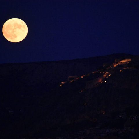 Εντυπωσιακές φωτογραφίες από την αποψινή μπλε υπερπανσέληνο