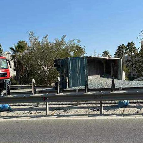 Κλειστές και οι δύο λωρίδες στον αυτοκινητόδρομο από την ανατροπή φορτηγού στη Λεμεσό