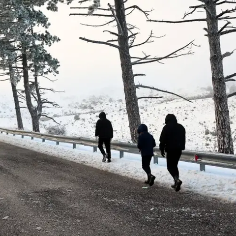 Ξεκίνησε η επέλαση της κακοκαιρίας στην Ελλάδα-Χιονίζει σε περιοχές της Αττικής και στην Εύβοια