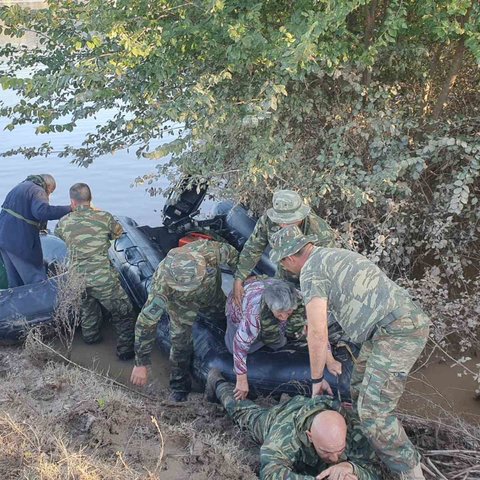 Ποιος είναι ο πεζοναύτης που έκανε το σώμα του «γέφυρα» για να περάσουν από πάνω του ηλικιωμένοι πλημμυροπαθείς