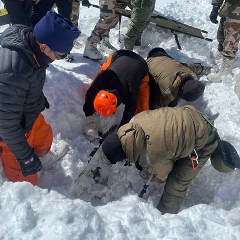 Εργάτες στην Ινδία παγιδεύτηκαν σε κοντέινερ μετά από χιονοστιβάδα