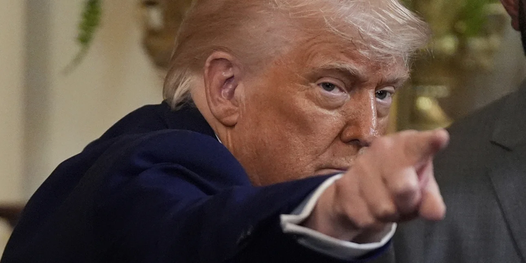 donald-trump-deixnei-daktylo.jpg