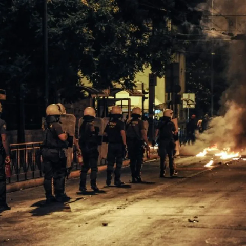 Πεδίο μάχης τα Εξάρχεια-Κουκουλοφόροι επιτέθηκαν με βόμβες μολότοφ και πέτρες σε αστυνομικούς