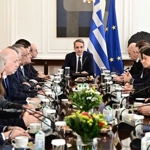 Το «σταυρόλεξο» που λύνει ο Μητσοτάκης-Το Μαξίμου, τα ραντεβού με υπουργούς και οι καραμπόλες