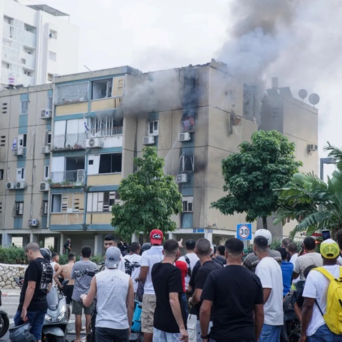 ΒΙΝΤΕΟ: Ρουκέτα έπληξε διαμέρισμα στο Τελ Αβίβ-Τρεις τραυματίες