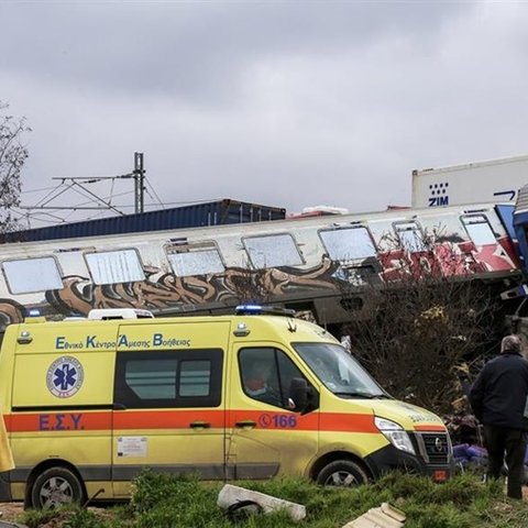 Διασώστες περιγράφουν τα πρώτα λεπτά στα Τέμπη-«Μας έφερε γλυκά κι έφυγε να κηδέψει την κόρη της»