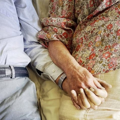 «Πέθαναν όπως ζούσαν, πιασμένοι απ’ το χέρι»-Μια σπάνια διπλή ευθανασία που συγκινεί