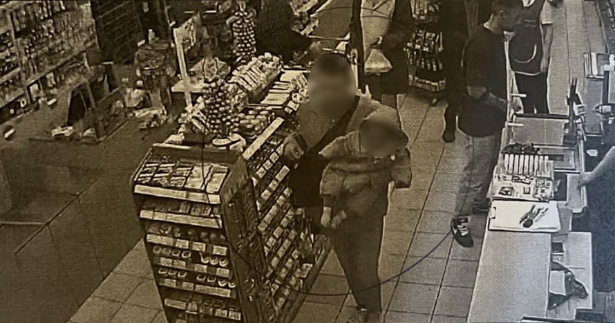 Φωτογραφίες ντοκουμέντο με τον άνδρα να κρατά αγκαλιά το 6 μηνών βρέφος στο σούπερ μάρκετ στον Άλιμο