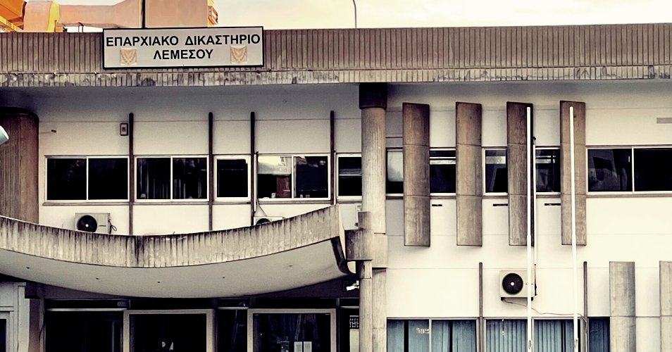 Στο εδώλιο για τα μαχαιρώματα στο Πισσούρι και η σύζυγος του 53χρονου-Κατηγορούνται για πρόκληση βαριάς σωματικής βλάβης