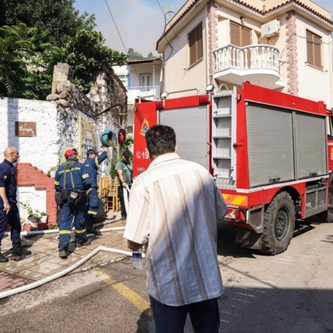 «Αν δεν ήμουν εδώ, το σπίτι μου θα ήταν καμένο»–Μαρτυρίες από το πύρινο μέτωπο της Χίου