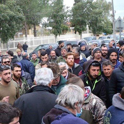 Διαμαρτυρήθηκαν έξω από το Προεδρικό οι αιγοπροβατοτρόφοι για επιπλέον γάλα στους τυροκόμους