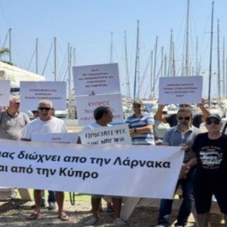 Εκδήλωση διαμαρτυρίας από ιδιοκτήτες ελλιμενισμένων σκαφών στη Μαρίνα Λάρνακας